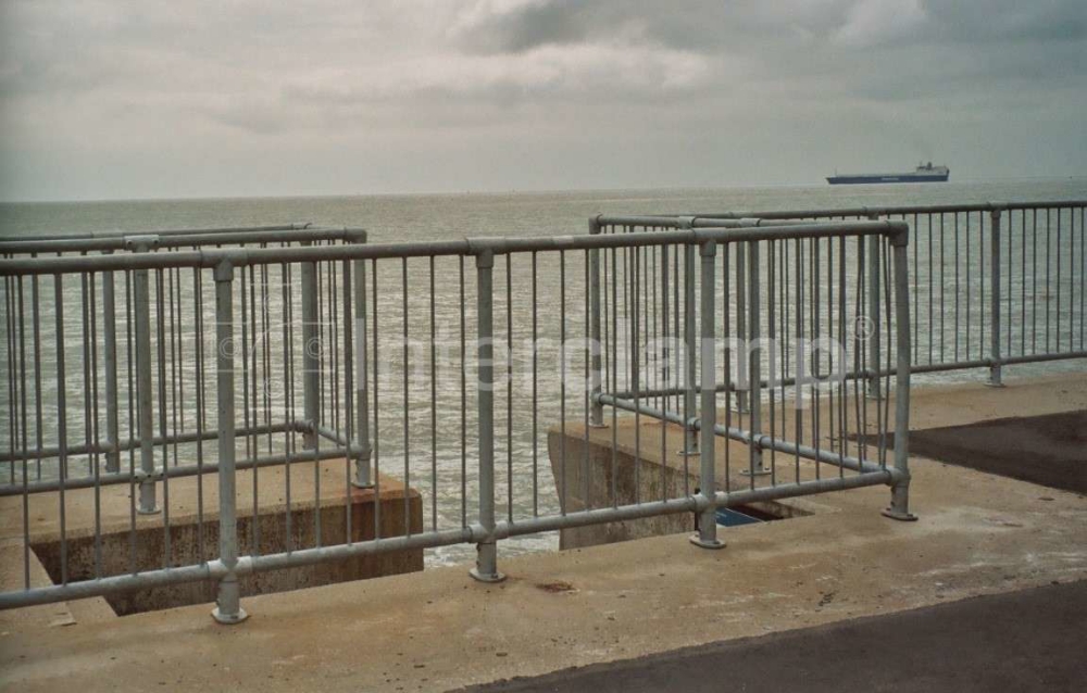 Interclamp pedestrian barriers used for safety around stairway access to beach